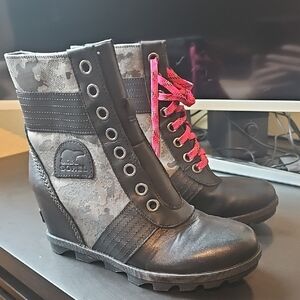 Sorel Women's Black and Gray Lace-Up Boots